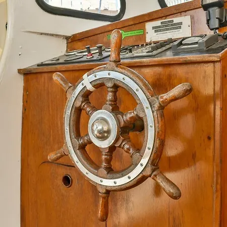 Local Houseboat Center 'betelgeuze' *