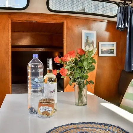 Local Houseboat Center 'betelgeuze' *