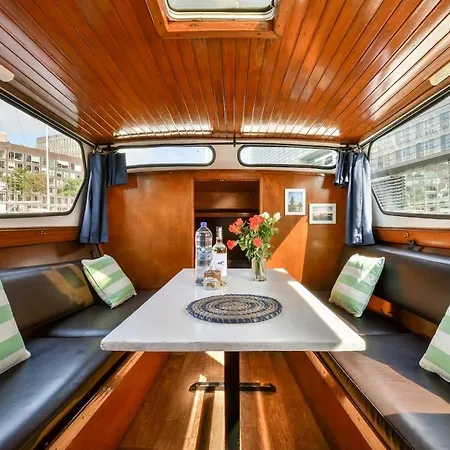 Botel Local Houseboat Center 'betelgeuze'