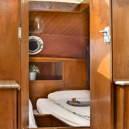 Local Houseboat Center 'betelgeuze' Amsterdam