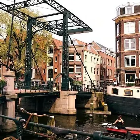Local Houseboat Center 'betelgeuze'
