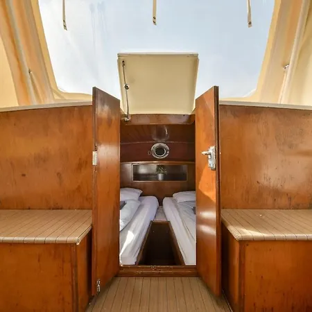 Local Houseboat Center 'betelgeuze' *