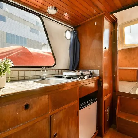 Local Houseboat Center 'betelgeuze' *