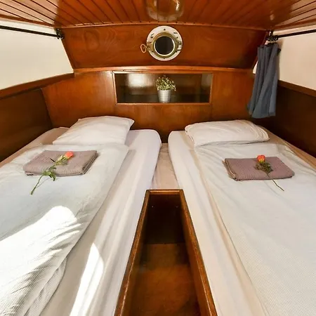 Local Houseboat Center 'betelgeuze' * Amsterdam