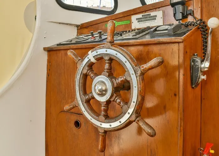 Local Houseboat Center 'betelgeuze' *