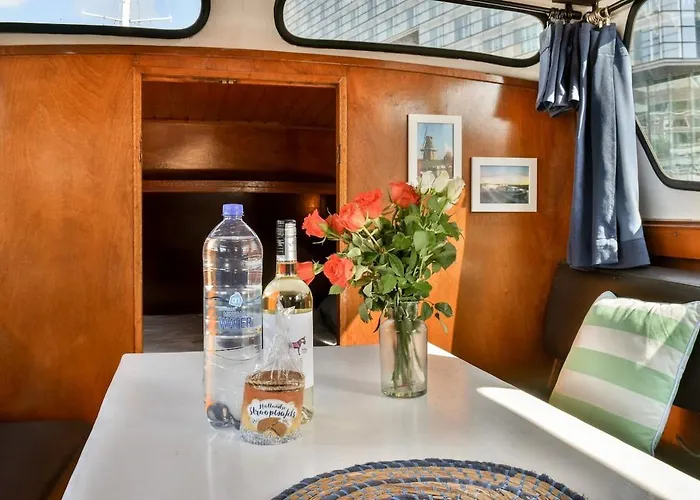 Local Houseboat Center 'betelgeuze' *