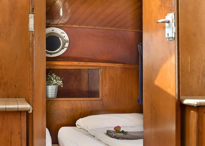 Local Houseboat Center 'betelgeuze' Amszterdam