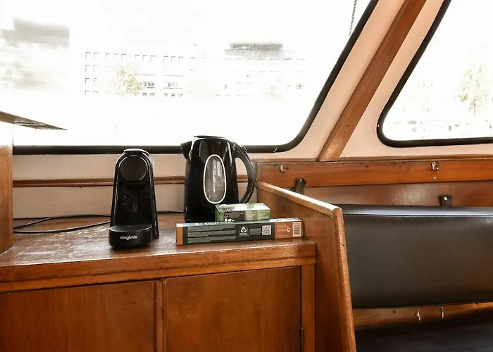 Local Houseboat Center 'betelgeuze' Botel