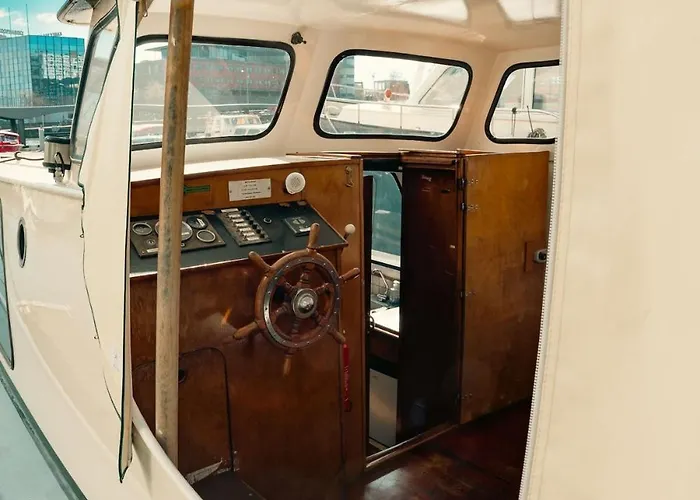 Local Houseboat Center 'betelgeuze' Botel *