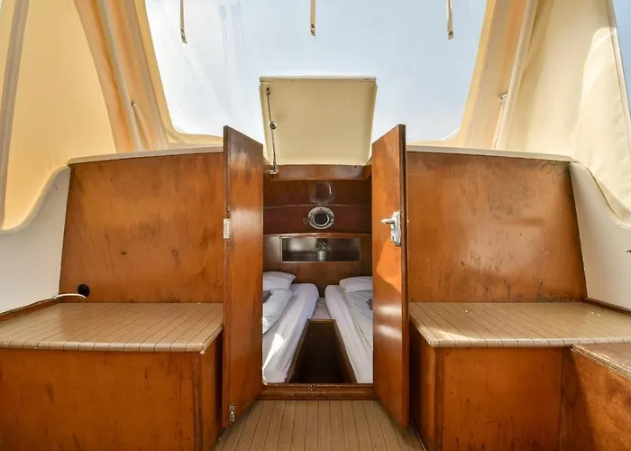 Local Houseboat Center 'betelgeuze' *