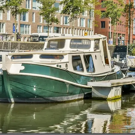 Botel Local Houseboat Center 'betelgeuze' *