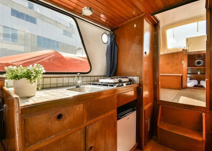 Local Houseboat Center 'betelgeuze' *