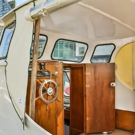 Local Houseboat Center 'betelgeuze' Botel